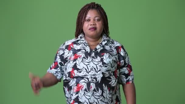 Yeşil arka plan güzel Afrikalı kadın kilolu — Stok video