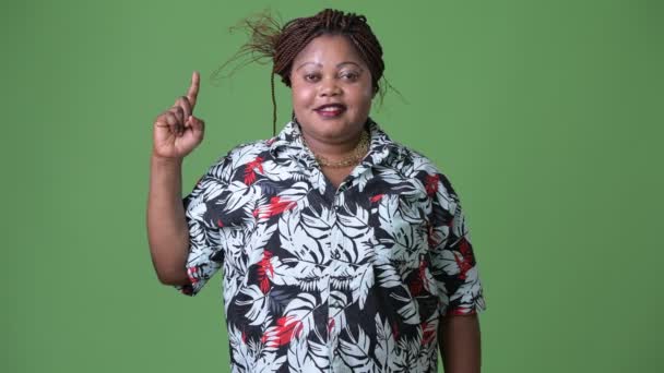 Sobrepeso hermosa mujer africana contra fondo verde — Vídeos de Stock