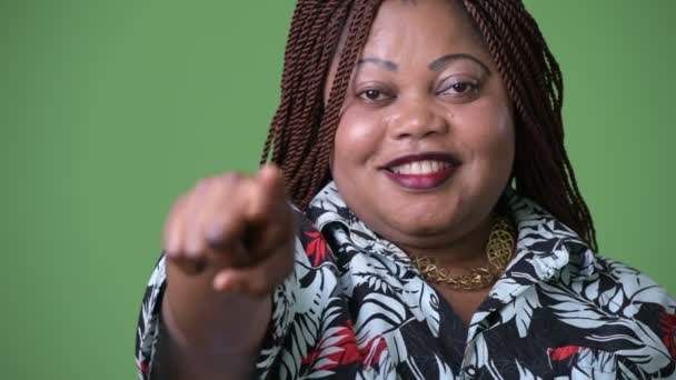 Толстая красивая африканская женщина на зеленом фоне — стоковое видео