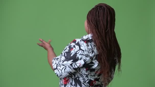 Överviktig vacker afrikansk kvinna mot grön bakgrund — Stockvideo