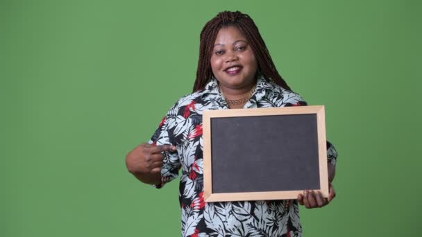 Sobrepeso hermosa mujer africana contra fondo verde — Vídeos de Stock