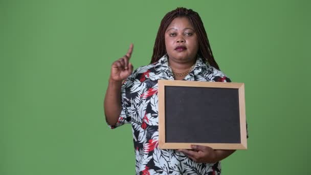 Túlsúlyos gyönyörű afrikai nő, zöld háttér — Stock videók