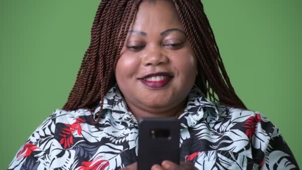 Overweight beautiful African woman against green background — Stock Video