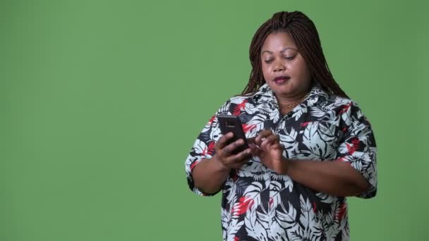 Sobrepeso hermosa mujer africana contra fondo verde — Vídeos de Stock