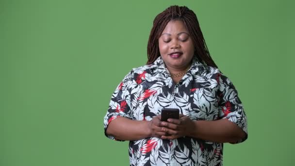 Sobrepeso hermosa mujer africana contra fondo verde — Vídeos de Stock