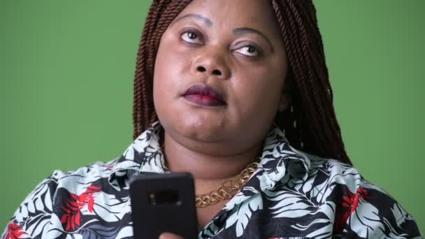 緑の背景に太りすぎの美しいアフリカの女性 — ストック動画