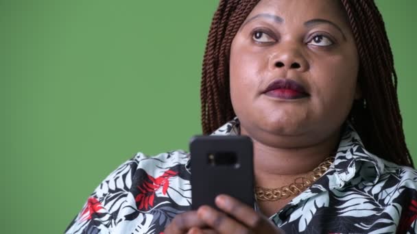 Túlsúlyos gyönyörű afrikai nő, zöld háttér — Stock videók