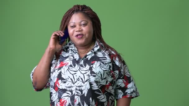 Sobrepeso bela mulher africana contra fundo verde — Vídeo de Stock
