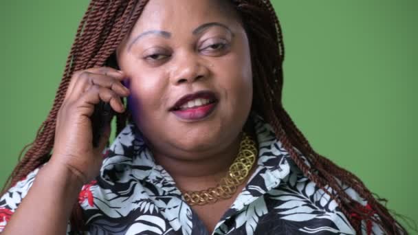 工作室拍摄的超重美丽的非洲妇女反对色度键与绿色背景 — 图库视频影像