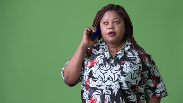 Overweight beautiful African woman against green background — Stock Video