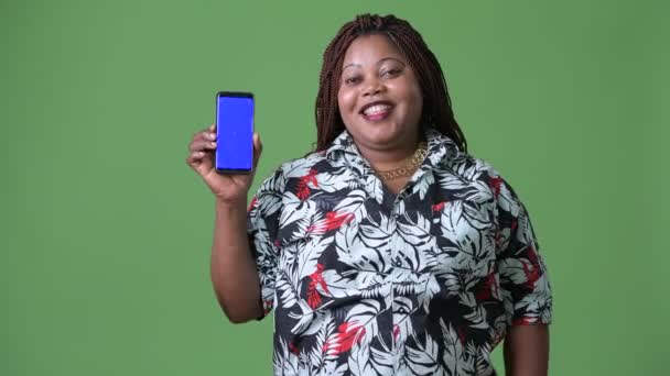 Sobrepeso bela mulher africana contra fundo verde — Vídeo de Stock