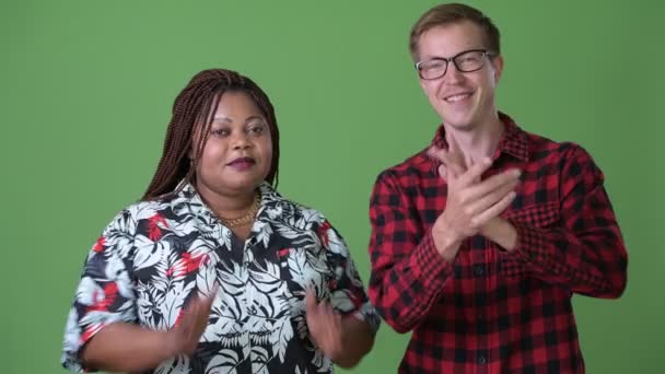 Femme africaine en surpoids et jeune homme scandinave ensemble sur fond vert — Video