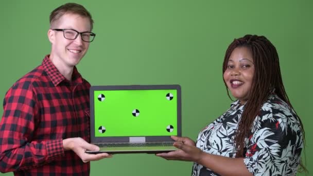 Зайва вага африканською жінкою і скандинавської юнак разом на зеленому тлі — стокове відео