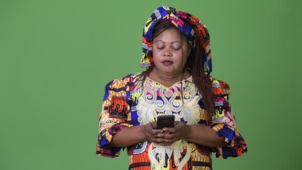 Strzał Studio Nadwagą Piękna Kobieta Afryki Noszenie Tradycyjnej Odzieży Przed — Wideo stockowe