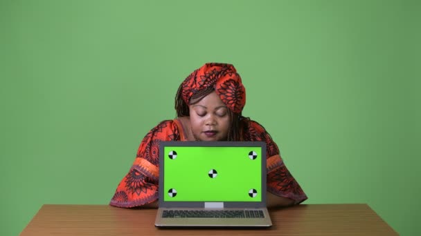 Надмірна вага красиві африканські жінки носити традиційний одяг на зеленому тлі — стокове відео