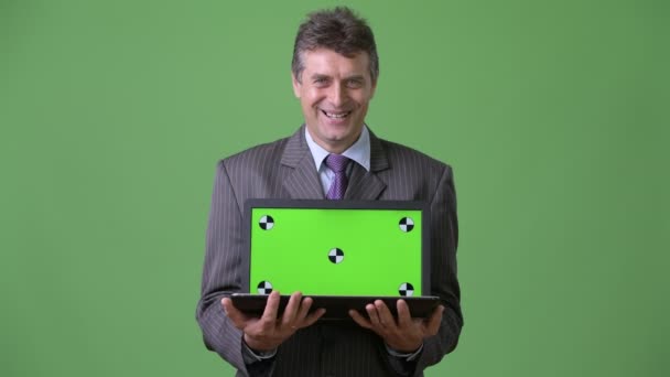 緑の背景に成熟したハンサムな実業家 — ストック動画