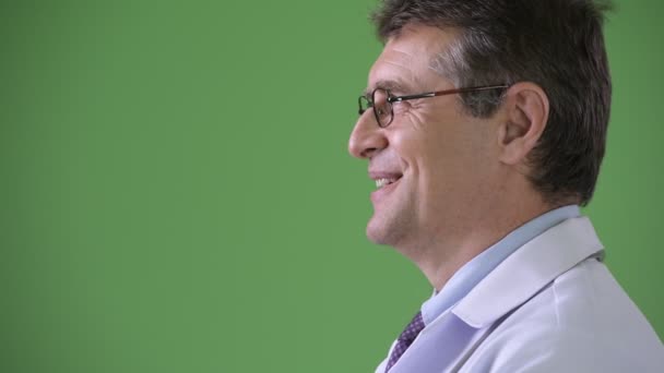 Maturo bello uomo medico contro verde sfondo — Video Stock