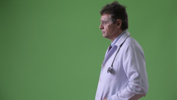 Maturo bello uomo medico contro verde sfondo — Video Stock