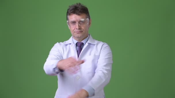 Zralý muž Doktor před zeleným pozadím — Stock video