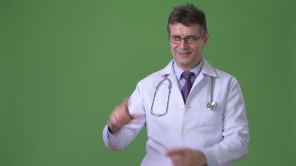 Mature beau docteur homme sur fond vert — Video