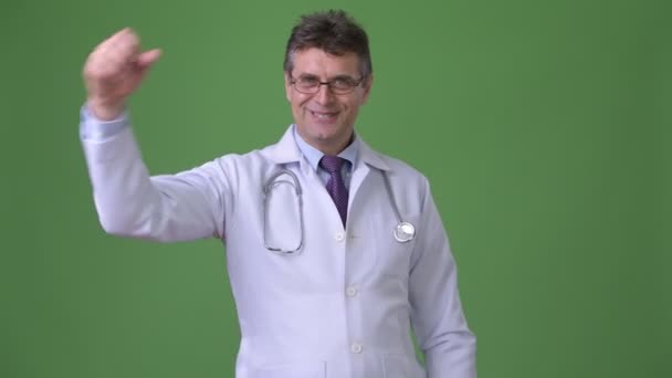 Zralý muž Doktor před zeleným pozadím — Stock video