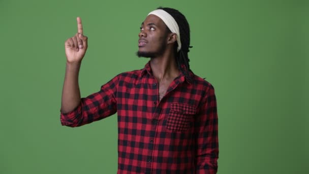 Красивий африканських юнак з дреди на зеленому тлі — стокове відео