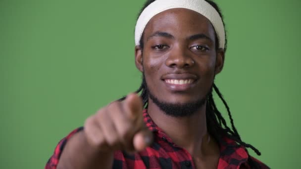 Jeune homme africain beau avec dreadlocks sur fond vert — Video