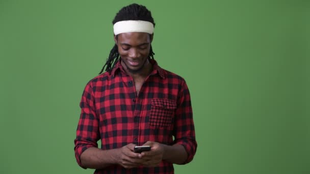 緑背景にドレッドヘアを持つ若いハンサムなアフリカ人 — ストック動画