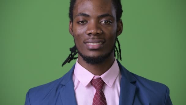 Νέος όμορφος αφρικανική επιχειρηματίας με dreadlocks ενάντια σε πράσινο φόντο — Αρχείο Βίντεο
