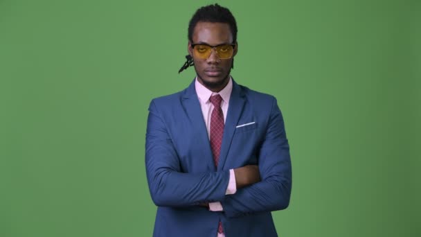 Młody przystojny biznesmen Afryki z dredy na zielonym tle — Wideo stockowe