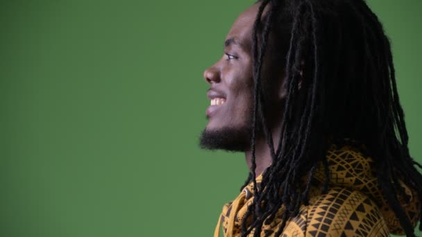 Jeune homme africain beau avec dreadlocks sur fond vert — Video