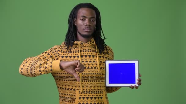 Joven hombre africano guapo con rastas sobre fondo verde — Vídeo de stock