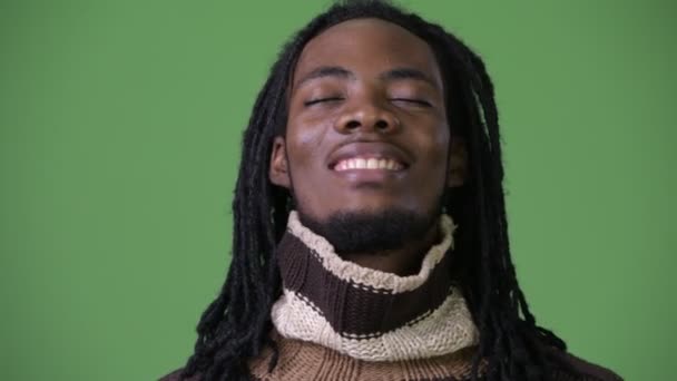 Jeune homme africain beau avec dreadlocks sur fond vert — Video