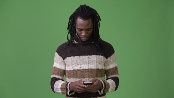 緑の背景にクロマキーに対してドレッドヘアを持つ若いハンサムなアフリカ人のスタジオ撮影 — ストック動画