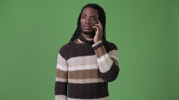 年轻英俊的非洲人与辫子反对绿色背景 — 图库视频影像