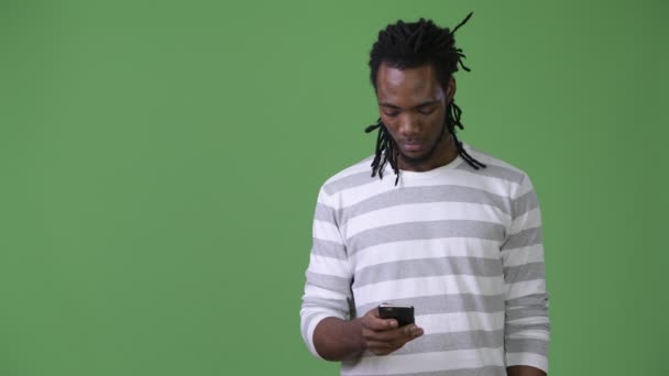 Jeune homme africain beau avec dreadlocks sur fond vert — Video
