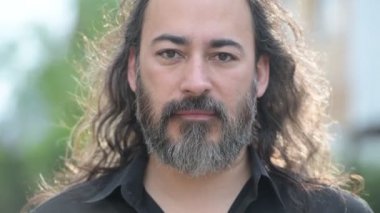 Olgun yakışıklı sakallı çok etnik gruptan oluşan işadamı sokakları havada uzun saçlı