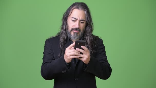 Студийный снимок взрослого красивого бородатого многонационального бизнесмена с длинными волосами — стоковое видео