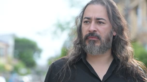 Maduro bonito barbudo multi-étnico empresário com cabelos longos nas ruas ao ar livre — Vídeo de Stock