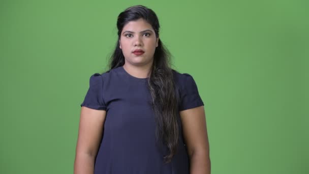 녹색 배경 젊은 체중 아름 다운 인도 사업가 — 비디오
