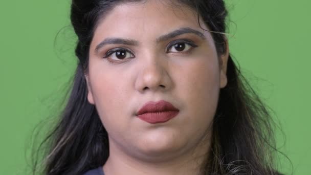 Joven mujer de negocios india hermosa con sobrepeso contra fondo verde — Vídeos de Stock