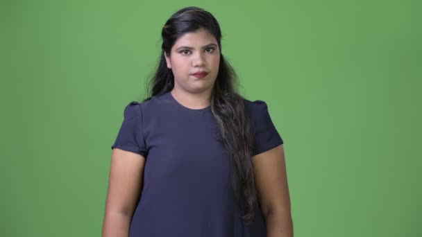 녹색 배경 젊은 체중 아름 다운 인도 사업가 — 비디오