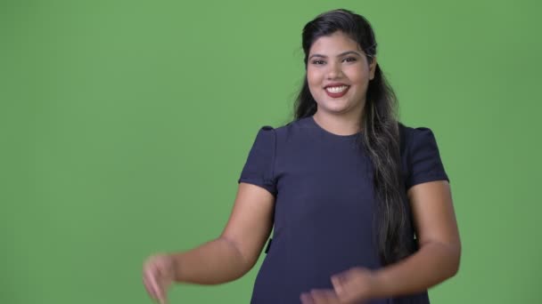 Młody nadwaga piękny Indian interesu na zielonym tle — Wideo stockowe