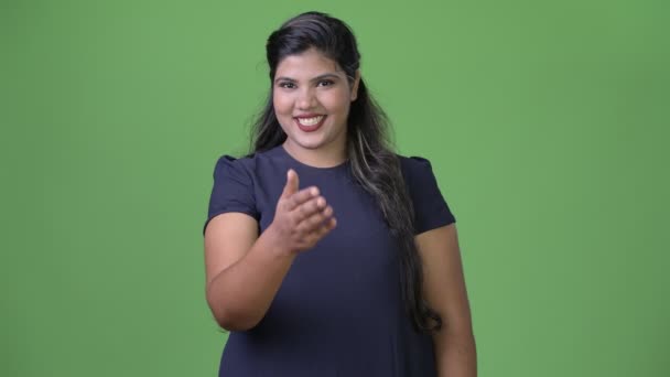 Joven mujer de negocios india hermosa con sobrepeso contra fondo verde — Vídeos de Stock