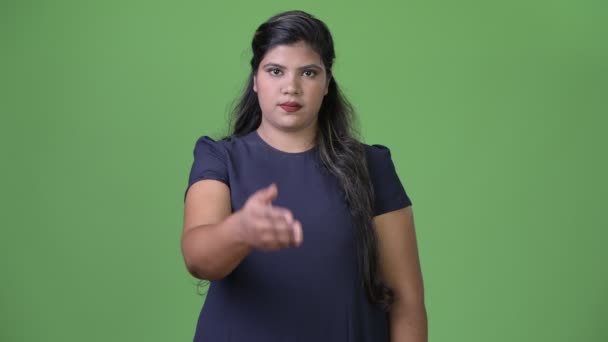 Jeune femme d'affaires indienne en surpoids belle sur fond vert — Video