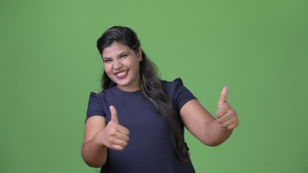 Unga överviktiga vackra indiska affärskvinna mot grön bakgrund — Stockvideo