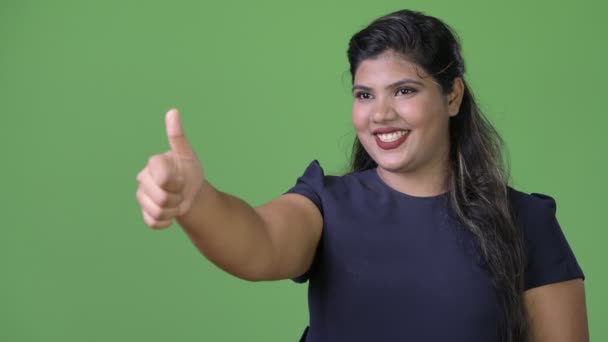 Túlsúlyos fiatal gyönyörű indiai üzletasszony a zöld háttér — Stock videók