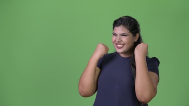 Joven mujer de negocios india hermosa con sobrepeso contra fondo verde — Vídeo de stock