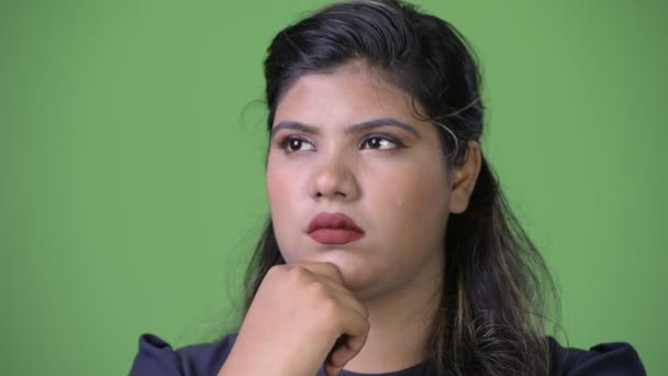 Joven mujer de negocios india hermosa con sobrepeso contra fondo verde — Vídeos de Stock