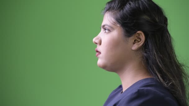Νέοι υπέρβαροι όμορφη ινδική επιχειρηματίας ενάντια σε πράσινο φόντο — Αρχείο Βίντεο